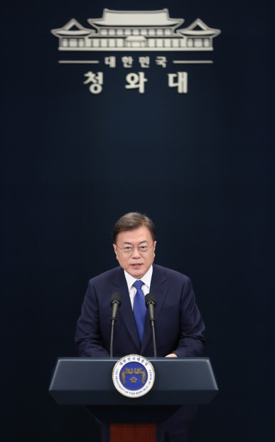 문재인 대통령이 취임 3주년을 맞은 10일 청와대 춘추관에서 대국민 특별연설을 하고 있다. 연합뉴스